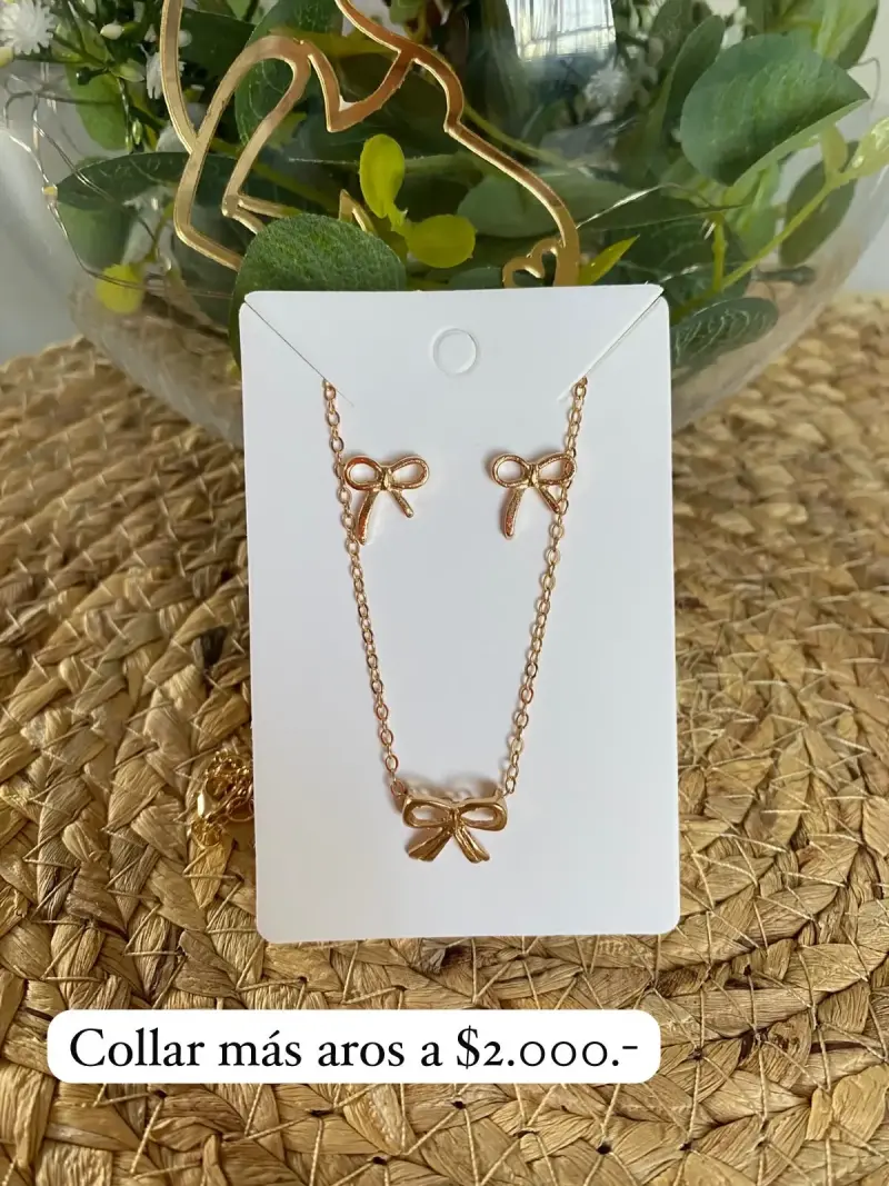 Set de collar y aros dorados con lazo