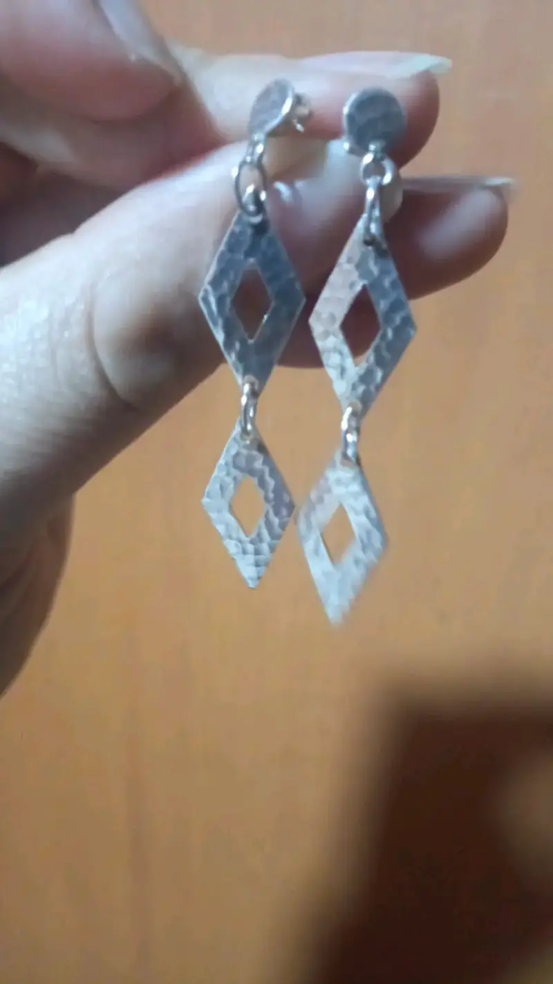 Aros colgantes de plata con diseño geométrico