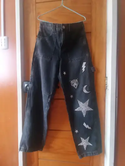 Pantalones de mezclilla negros con parches decorativos - miniatura 1