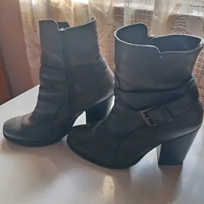 Botines de cuero negro con tacón alto - miniatura 1