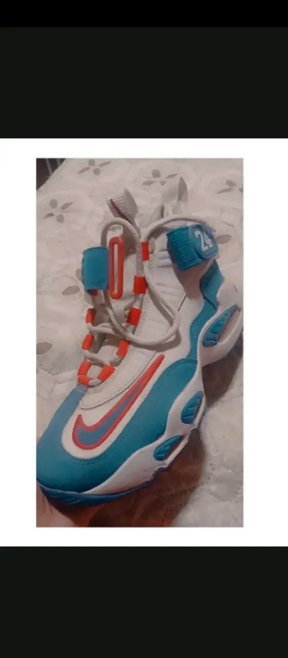 Zapatillas deportivas blancas y azules con detalles rojos