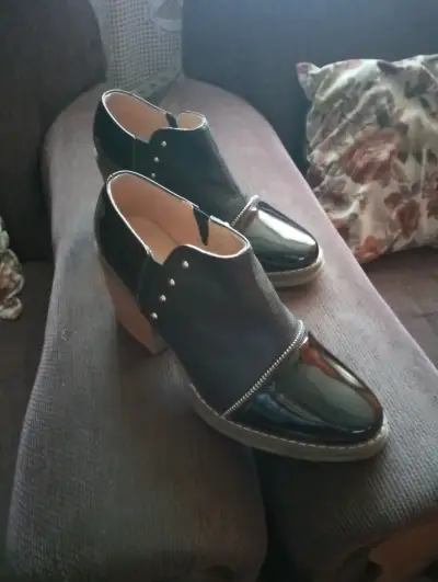 Botines de cuero negro con tacón alto - miniatura 2