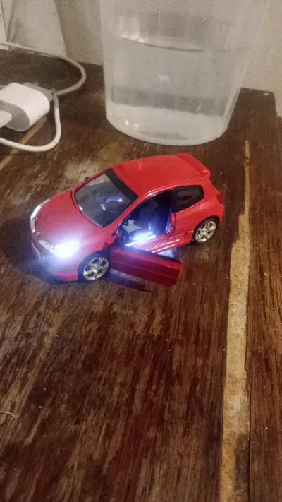 Auto a escala rojo con luces LED - miniatura 1