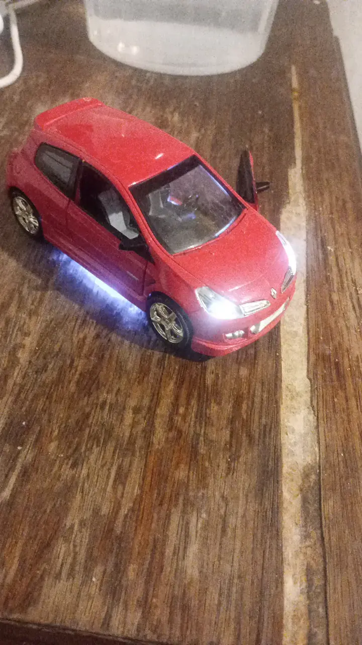 Auto a escala rojo con luces LED - 2