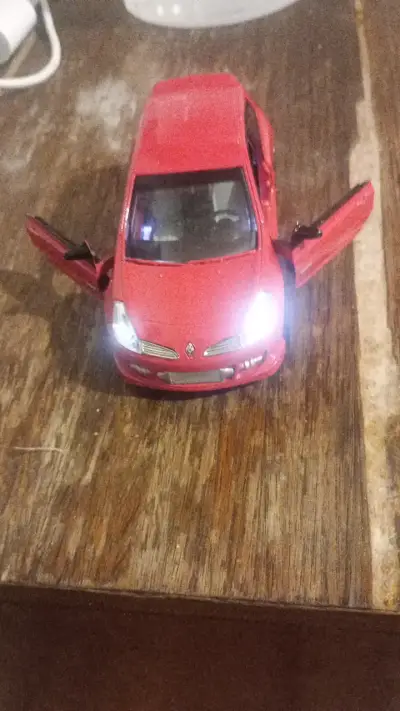 Auto a escala rojo con luces LED - miniatura 3