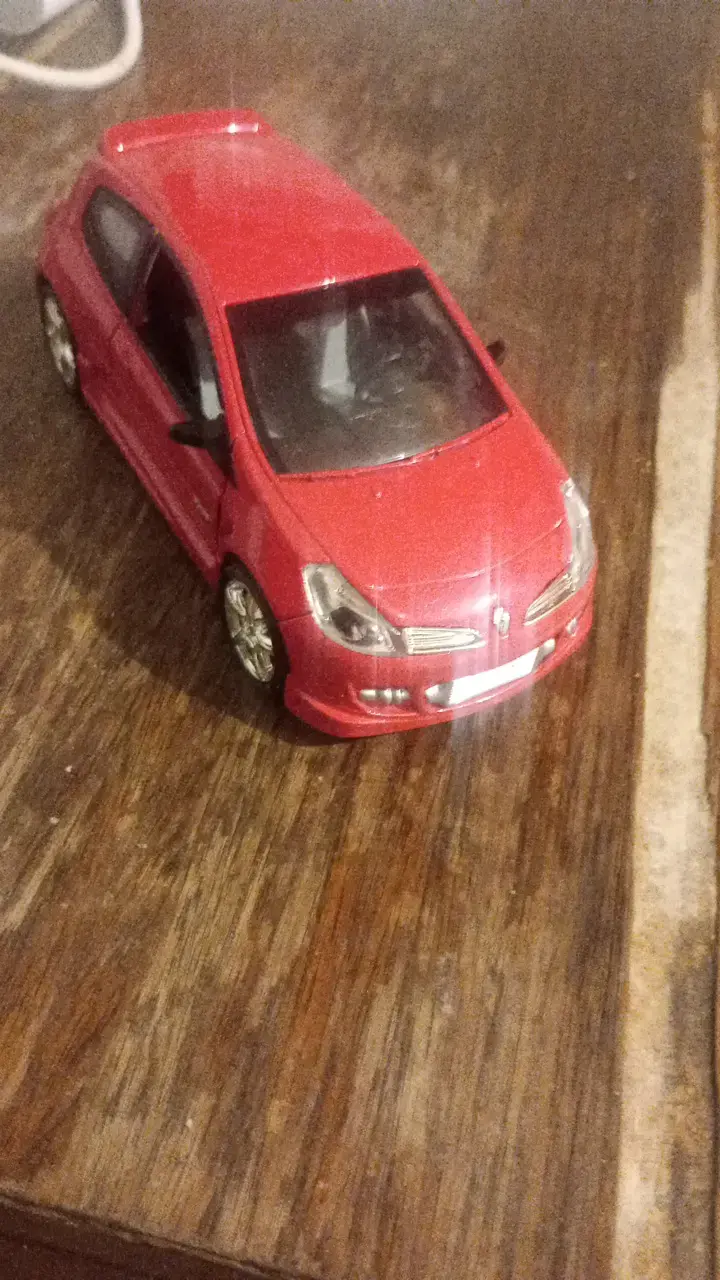 Auto a escala rojo con luces LED - 4