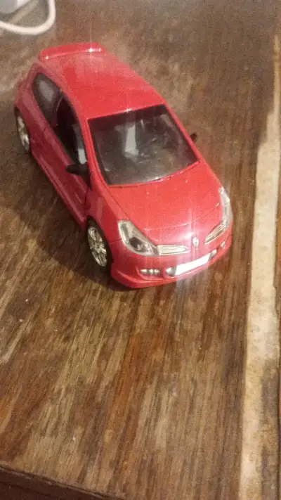 Auto a escala rojo con luces LED - miniatura 4