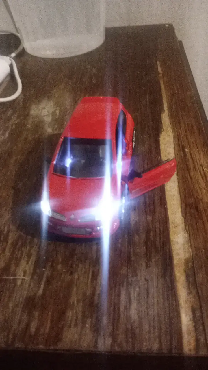 Auto a escala rojo con luces LED - 5