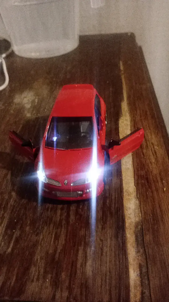 Auto a escala rojo con luces LED - 6