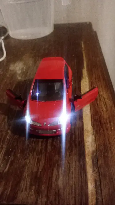 Auto a escala rojo con luces LED - miniatura 6