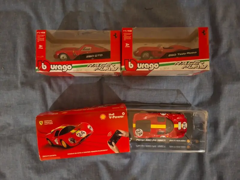 Set de autos a escala Ferrari Burago y Shell