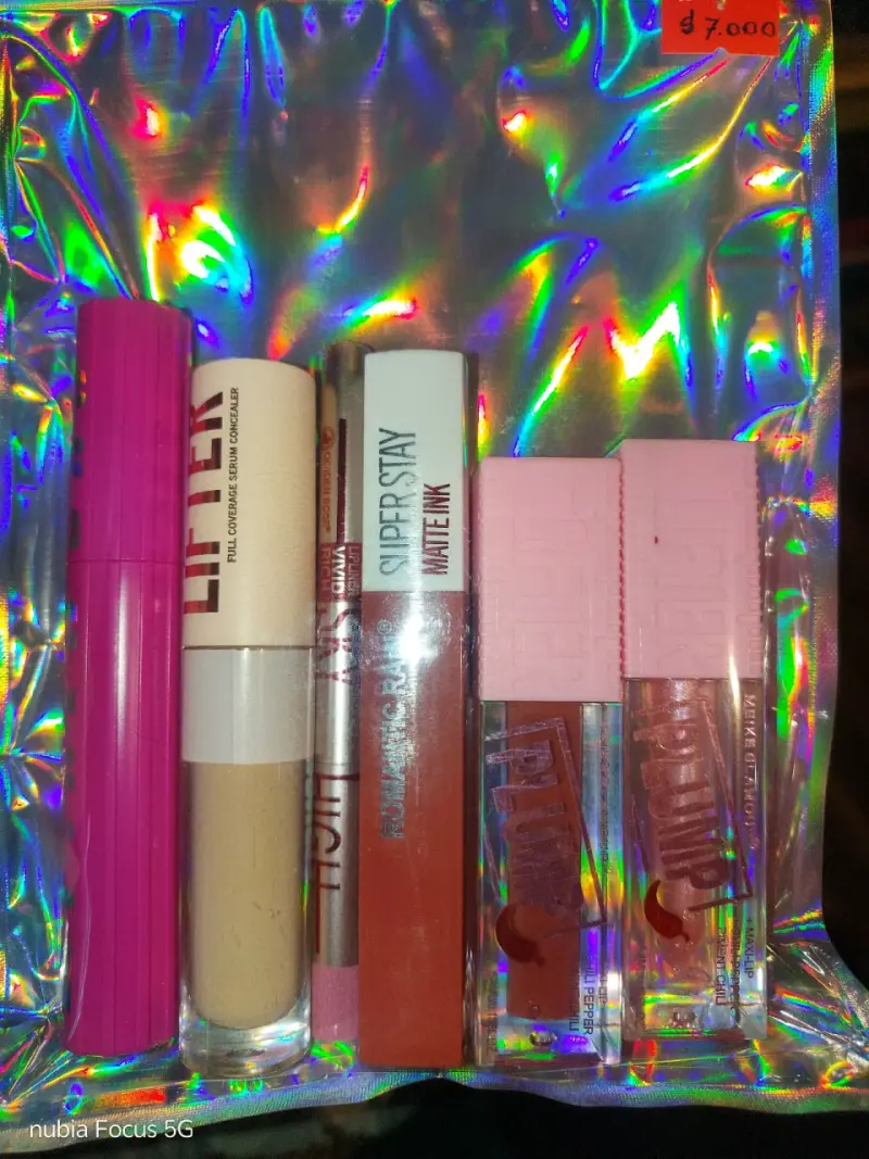 Set de maquillaje Maybelline con labiales y corrector