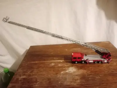 Camión de Bomberos de Juguete Rojo con Escalera - miniatura 4