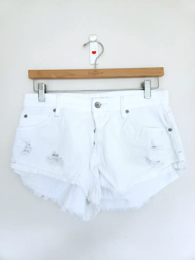 Shorts de mezclilla blancos desgastados para mujer - 1