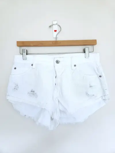 Shorts de mezclilla blancos desgastados para mujer - miniatura 1