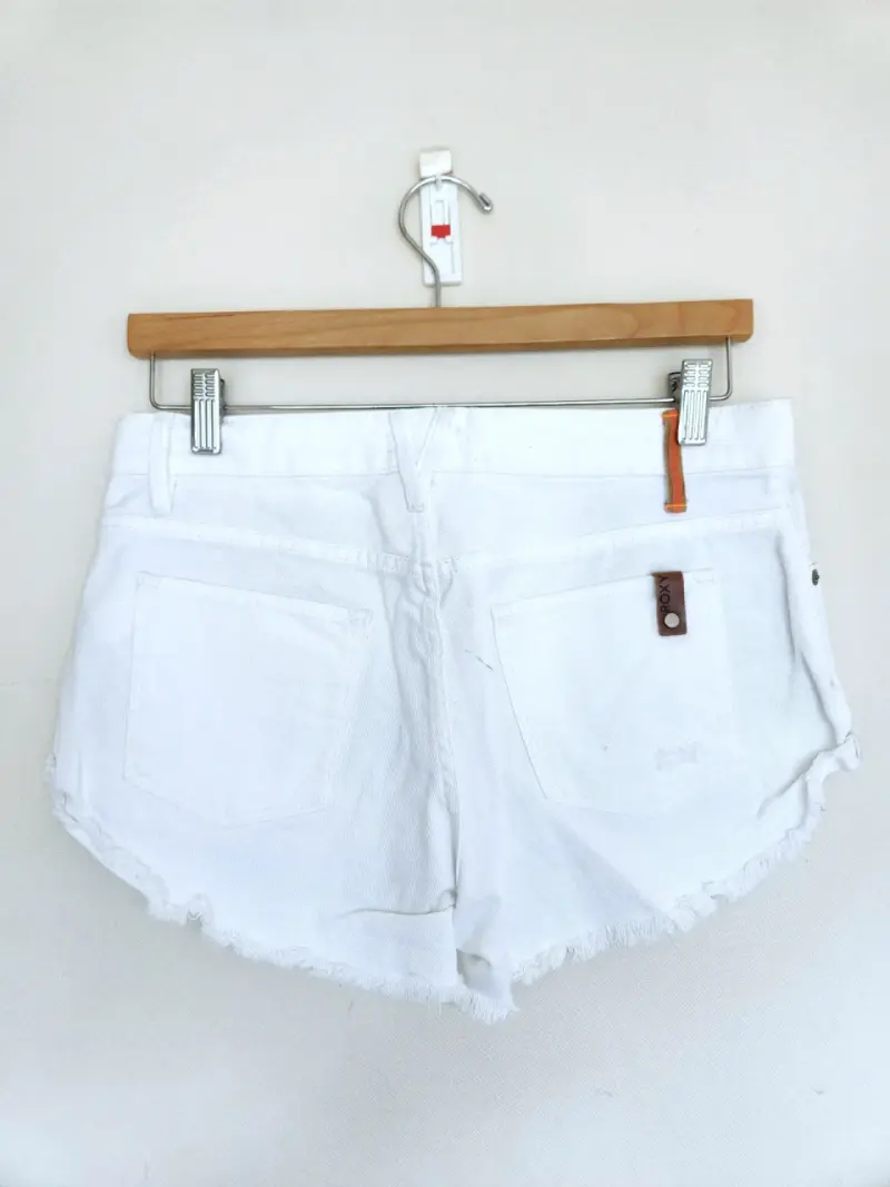 Shorts de mezclilla blancos desgastados para mujer - 2