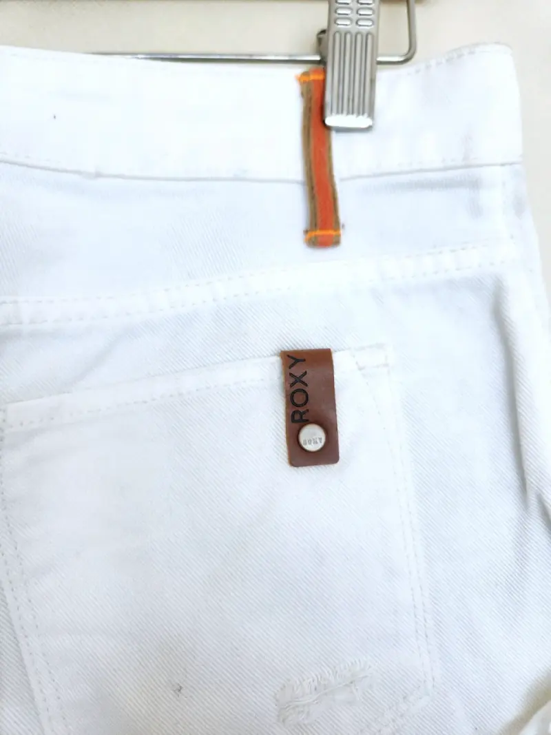 Shorts de mezclilla blancos desgastados para mujer - 3