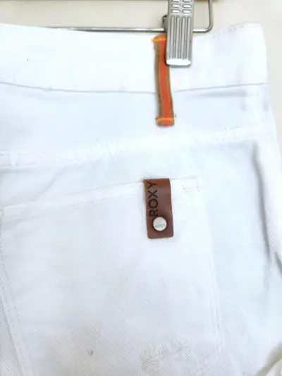 Shorts de mezclilla blancos desgastados para mujer - miniatura 3
