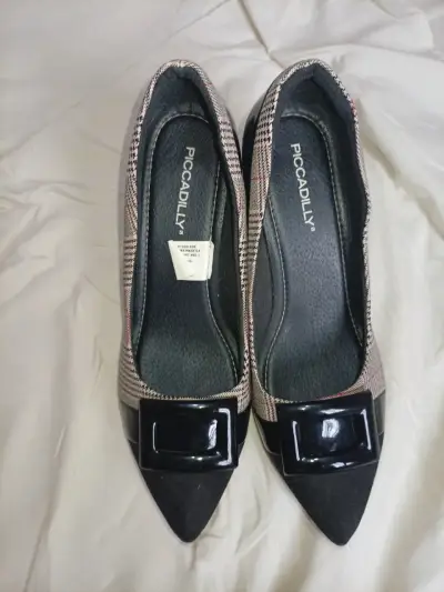 Zapatos de tacón con hebilla y diseño a cuadros - miniatura 2