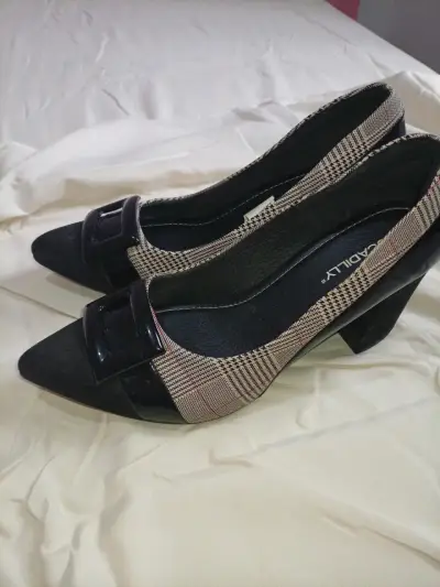 Zapatos de tacón con hebilla y diseño a cuadros - miniatura 3