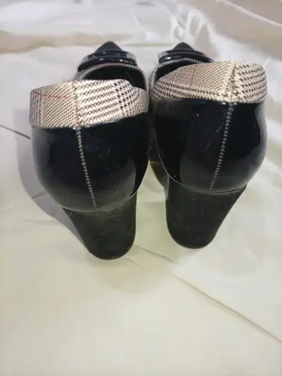 Zapatos de tacón con hebilla y diseño a cuadros - miniatura 4