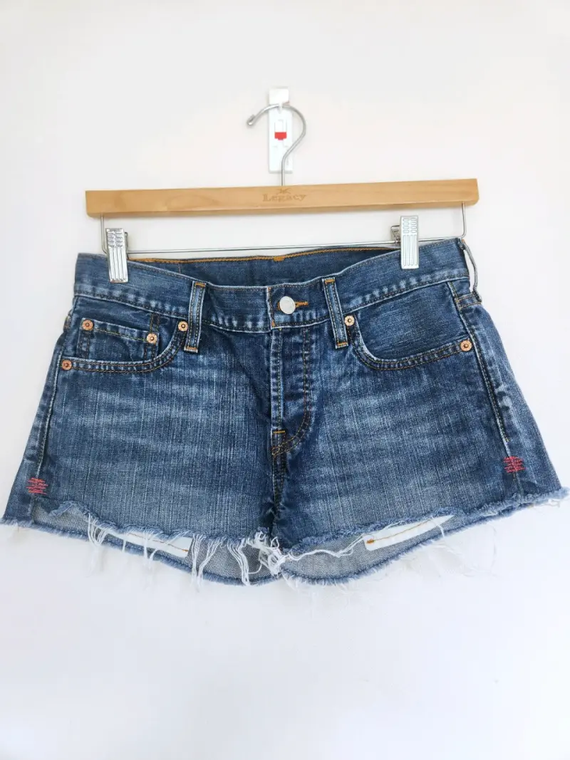 Shorts de mezclilla azul desgastados para mujer - 1