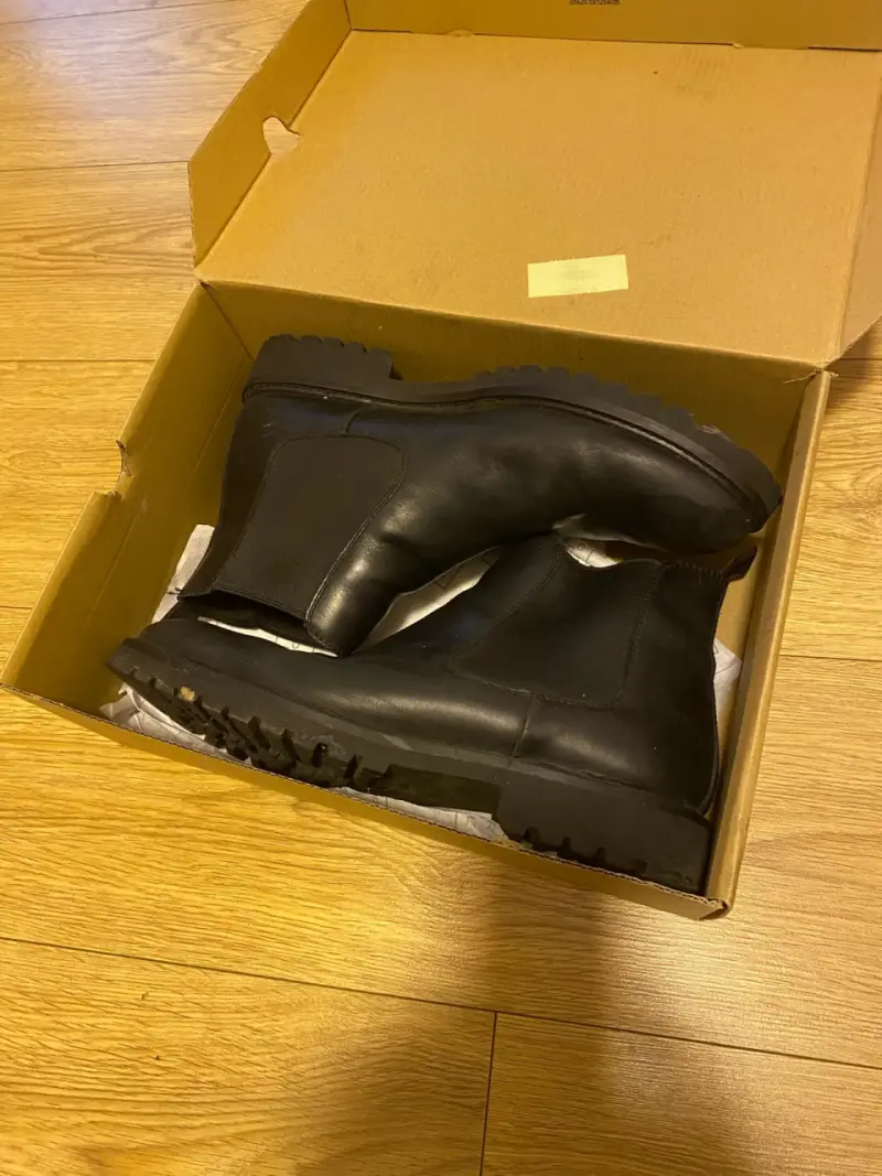 Botas de cuero negro para hombre en buen estado - 1