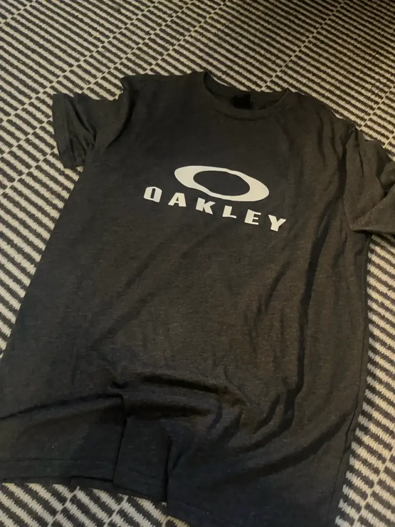 Polera Oakley gris oscuro para hombre - 1