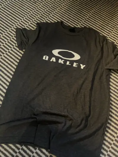 Polera Oakley gris oscuro para hombre - miniatura 1