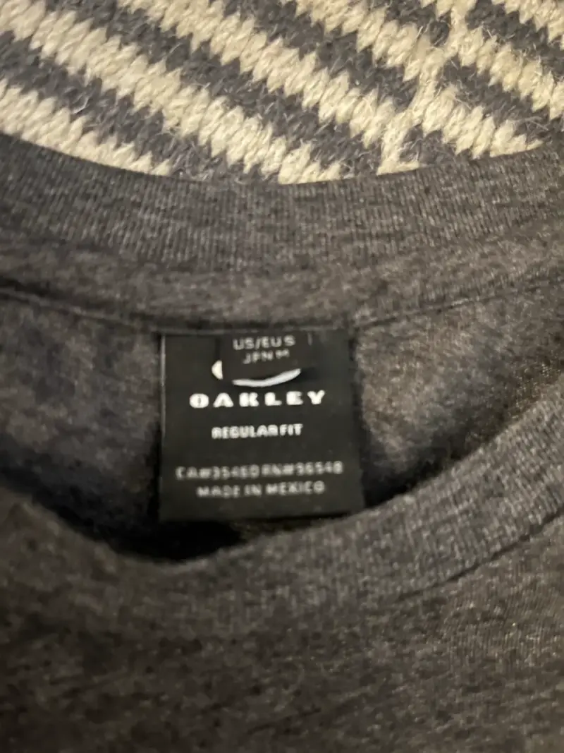 Polera Oakley gris oscuro para hombre - 2