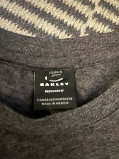Polera Oakley gris oscuro para hombre - miniatura 2