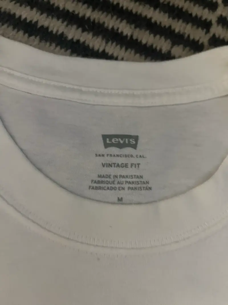 Polera blanca Levi's con logo clásico - 3