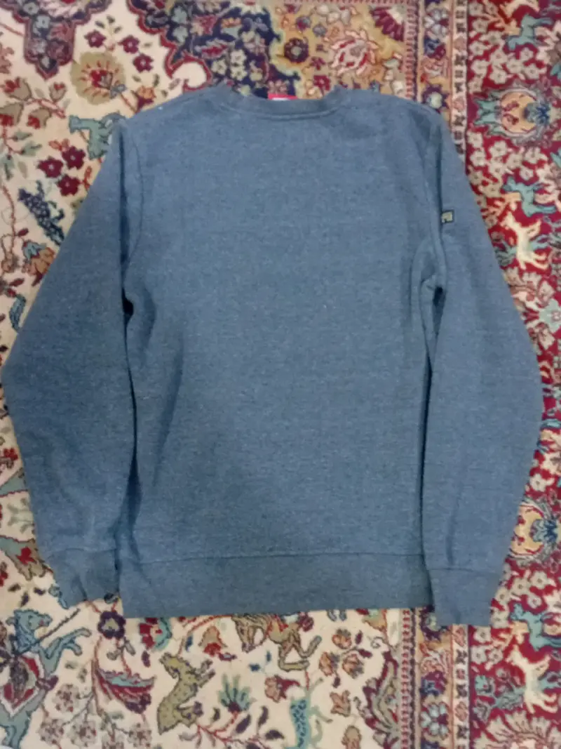 Polerón gris con diseño gráfico - 3