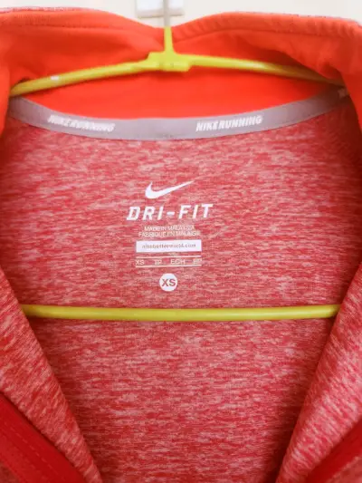 Polera deportiva Nike roja para mujer - miniatura 3