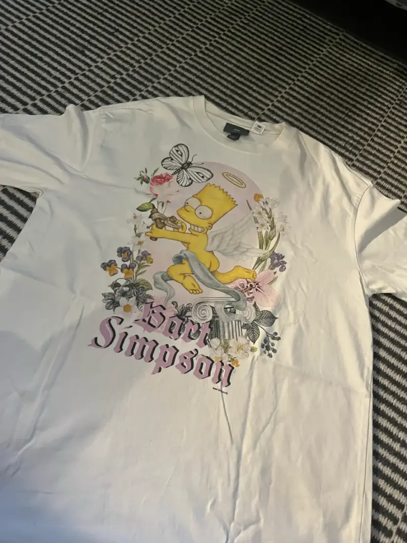 Polera blanca Bart Simpson con diseño floral - 1
