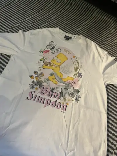 Polera blanca Bart Simpson con diseño floral - miniatura 1