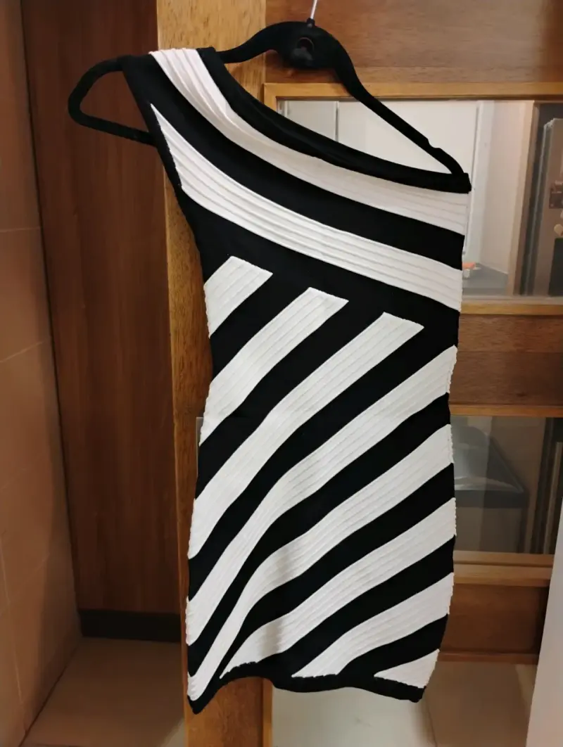 Vestido corto asimétrico blanco y negro