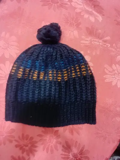 Gorro de lana tejido con diseño colorido - miniatura 1