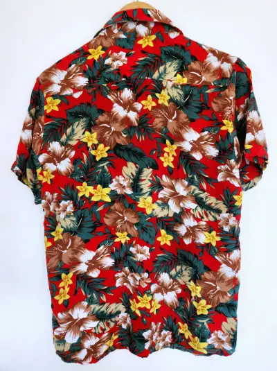 Camisa hawaiana floral roja para hombre - miniatura 2