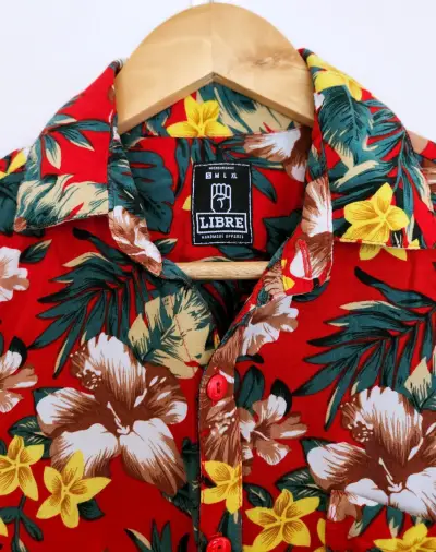Camisa hawaiana floral roja para hombre - miniatura 3