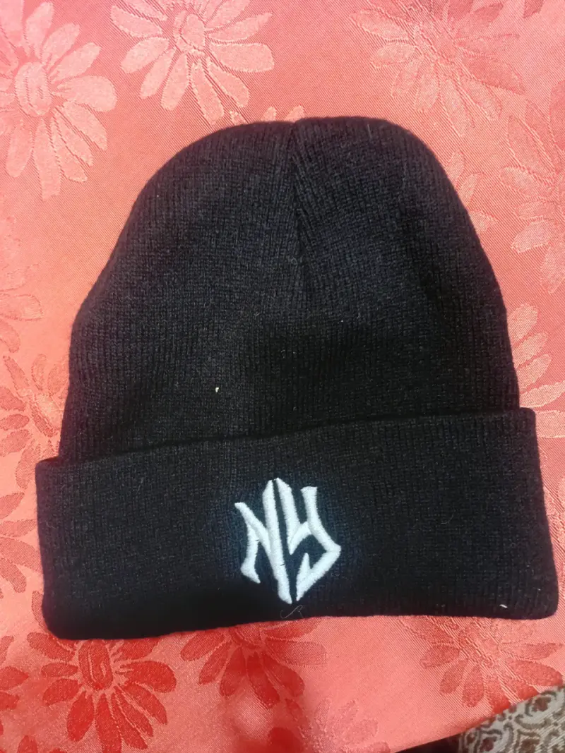Gorro de lana negro con logo bordado - 1