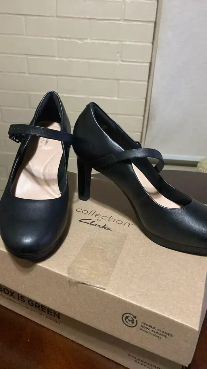 Zapatos de tacón Clarks negros elegantes - 1