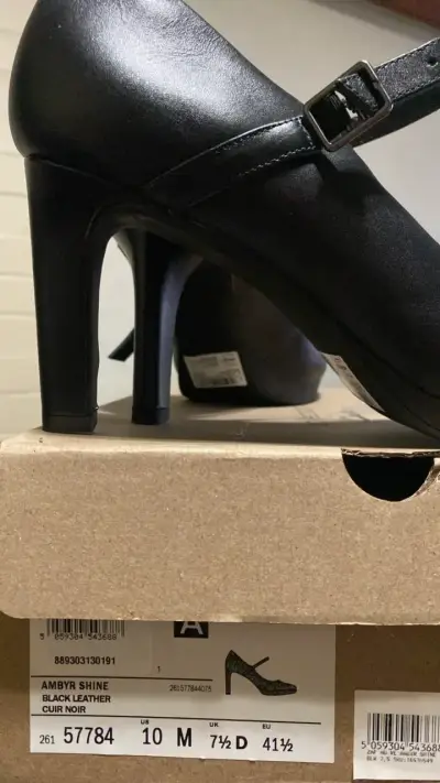 Zapatos de tacón Clarks negros elegantes - miniatura 2