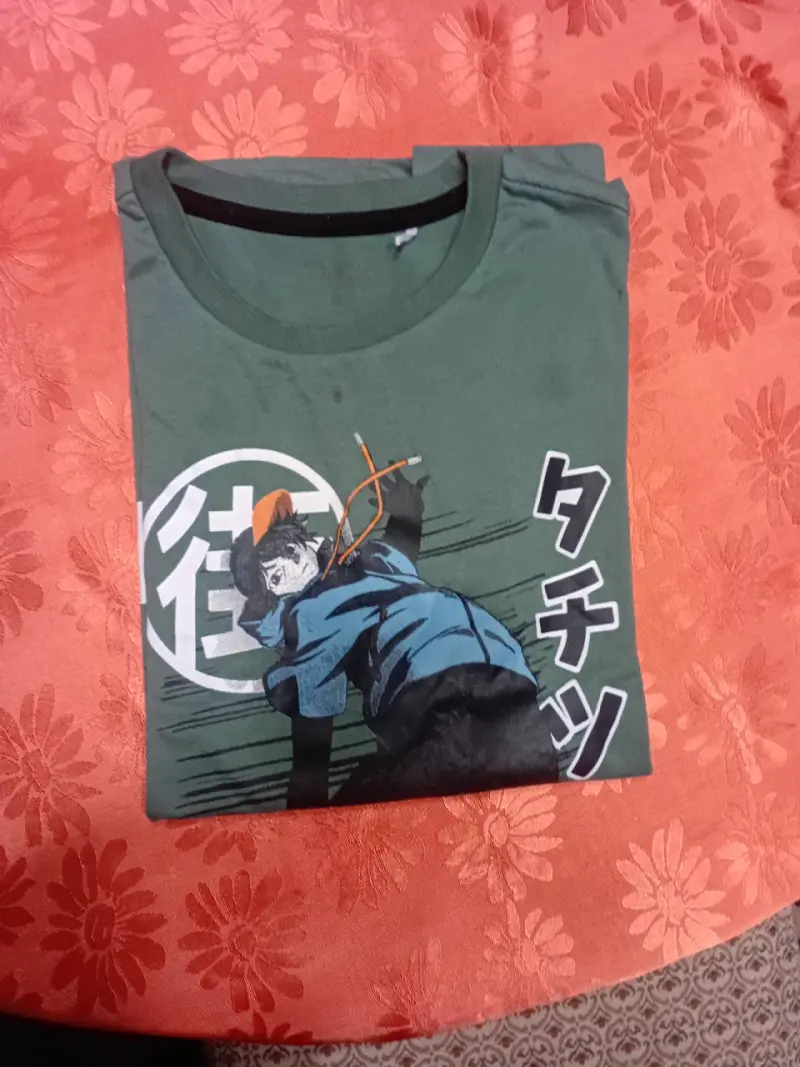 Polera anime verde con diseño gráfico - 1