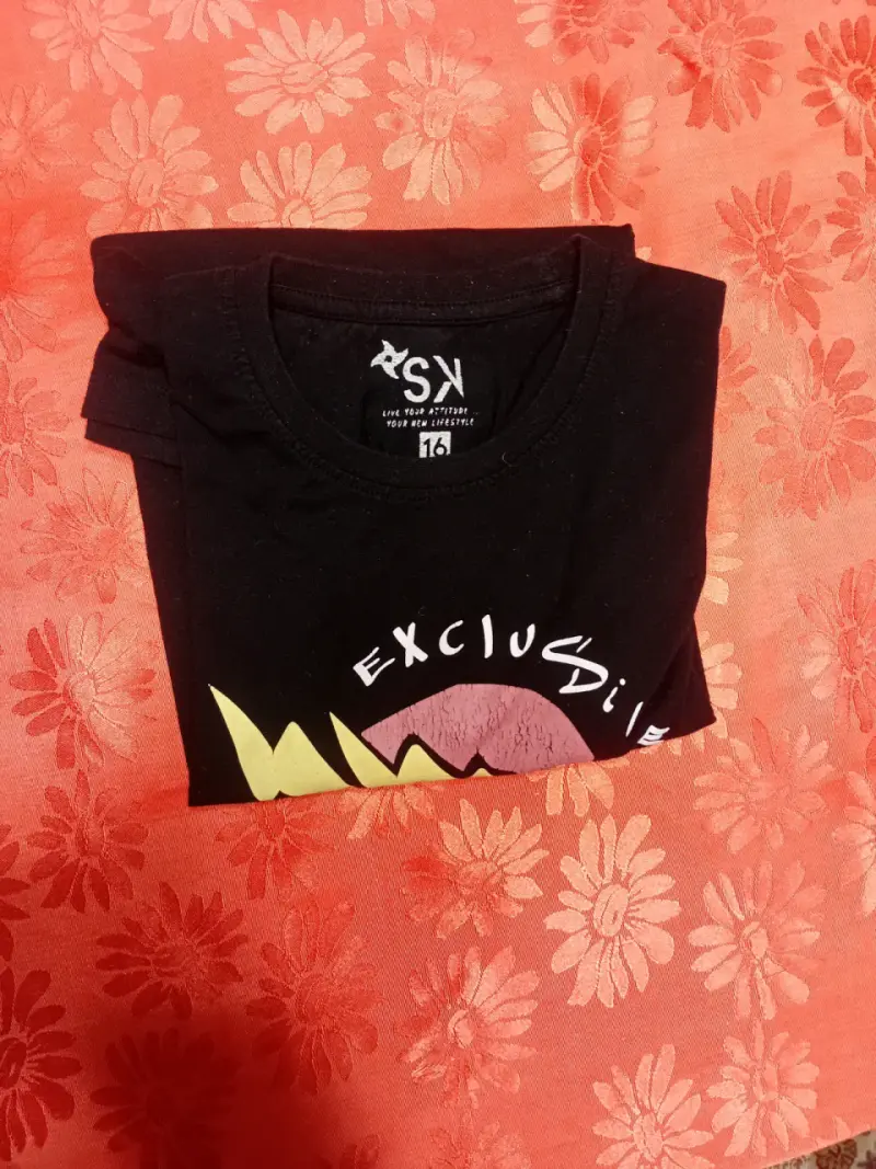 Polera negra con diseño exclusivo para niños - 1