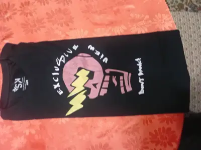 Polera negra con diseño exclusivo para niños - miniatura 2