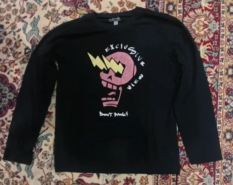 Polera negra con diseño exclusivo para niños - 3