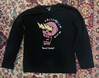Polera negra con diseño exclusivo para niños - miniatura 3