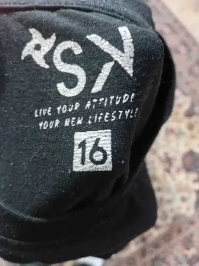Polera negra con diseño exclusivo para niños - miniatura 4