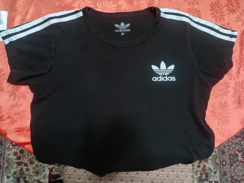 Polera Negra Adidas con Rayas Blancas - 1